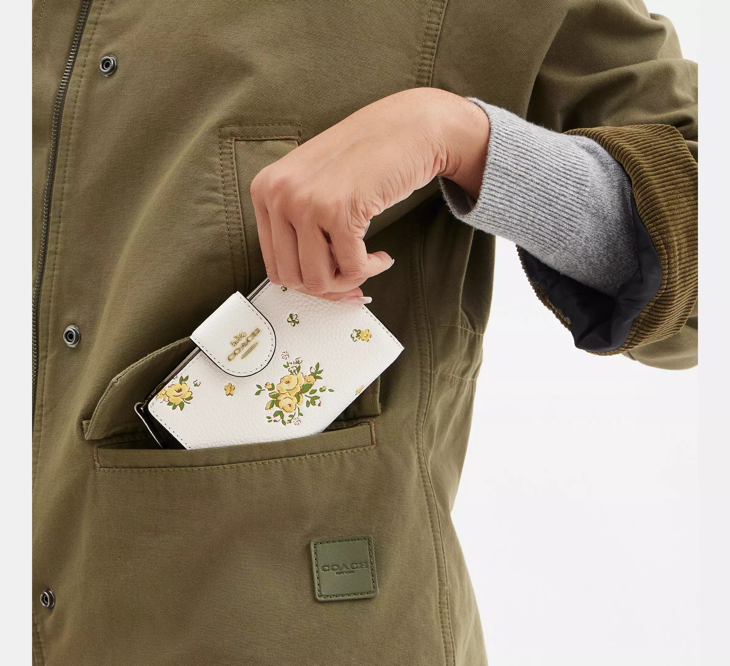 Medium Corner Zip Wallet In Signature Canvas