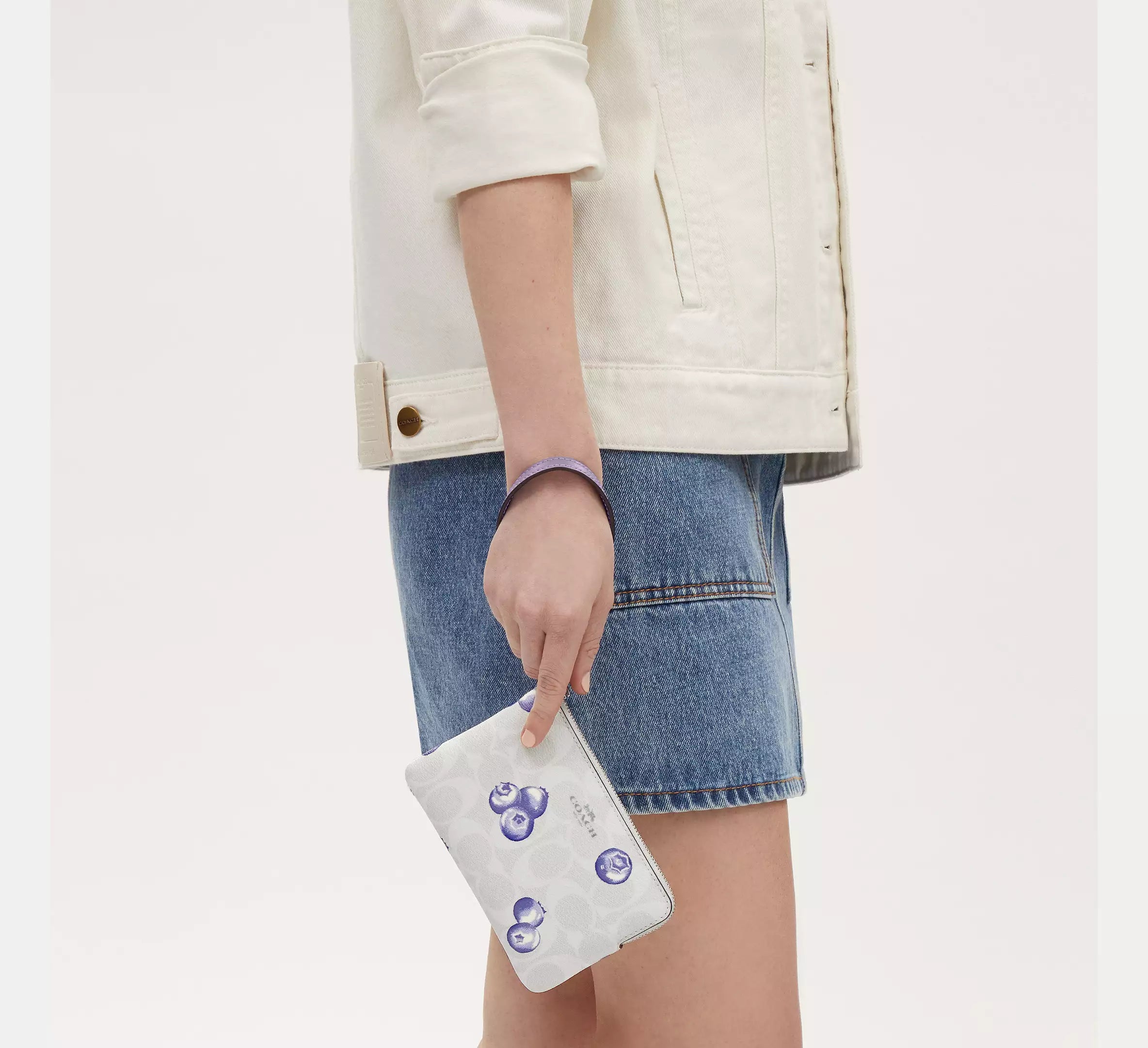 Corner Zip Wristlet In Signature Canvas With Blueberry Print