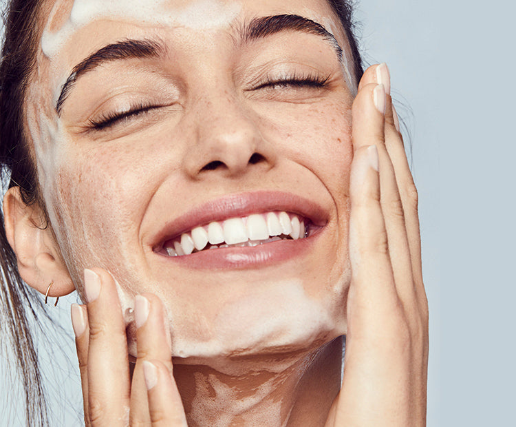 ¿Cómo hacer una buena limpieza en tu rutina de cuidado facial?