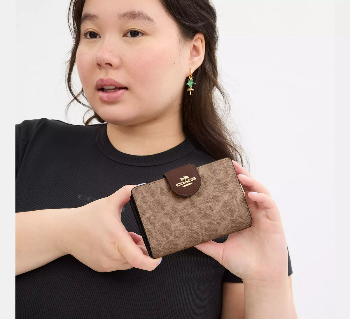 Coach Outlet - Medium Corner Zip Wallet In Signature Canvas | Cartera ...