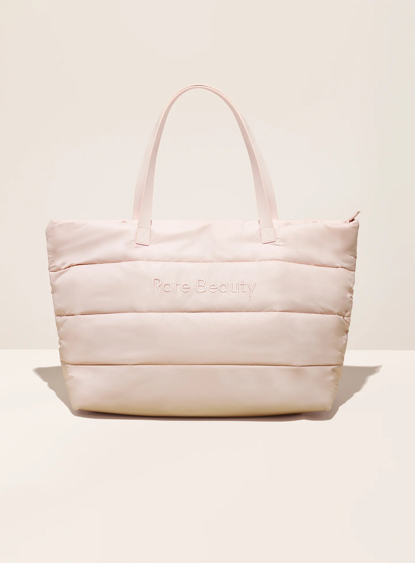 Rare Beauty - Puffy Traveler Tote | Bolsa Espacio y Estilo en Movimiento
