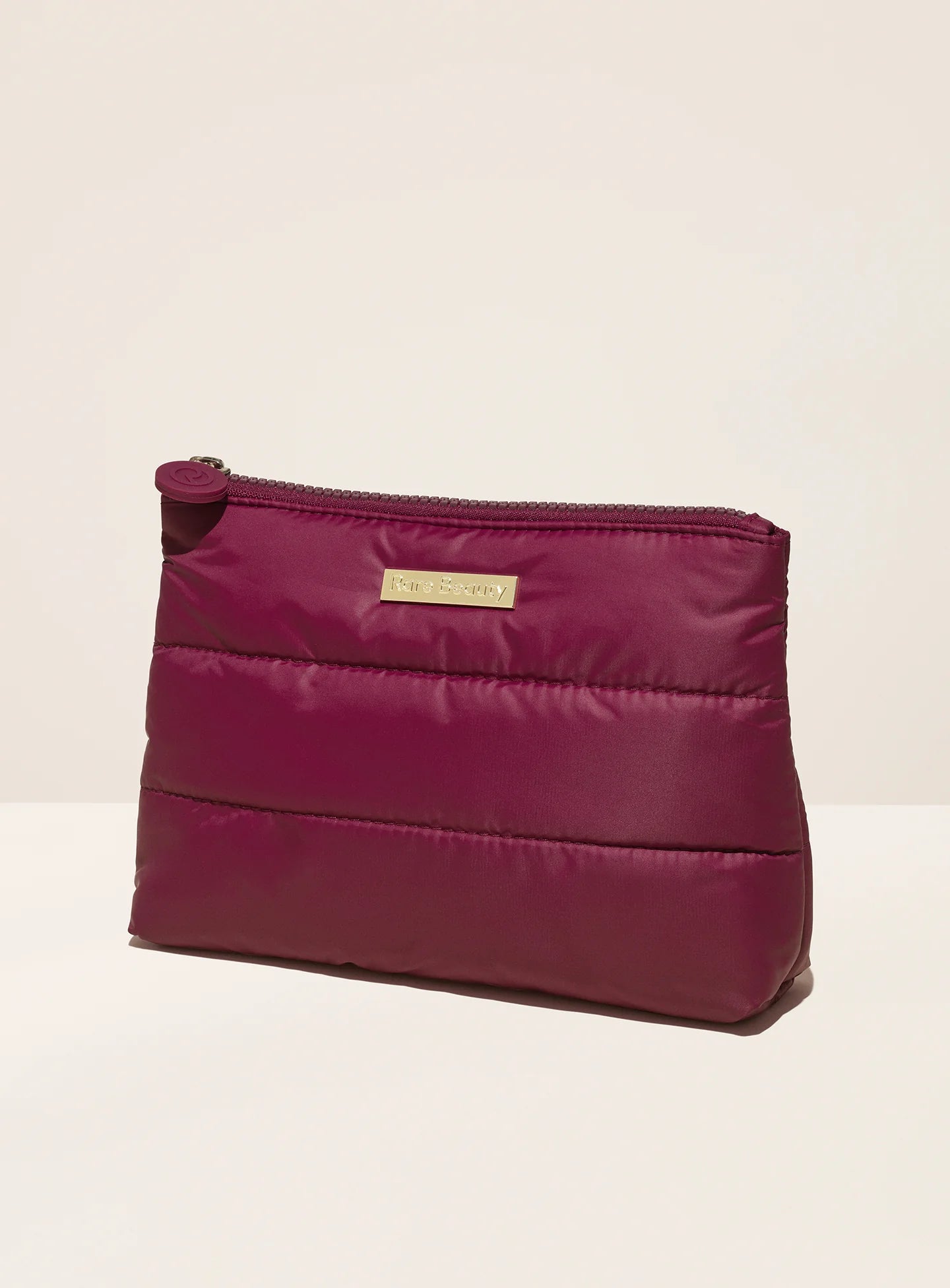 Rare Beauty - Puffy Makeup Bag - Sultry Berry | Bolsa de Viaje